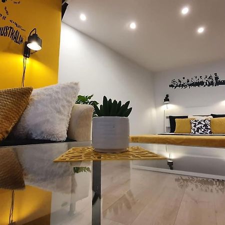 Violet Apartment With Air Condition Будапеща Екстериор снимка