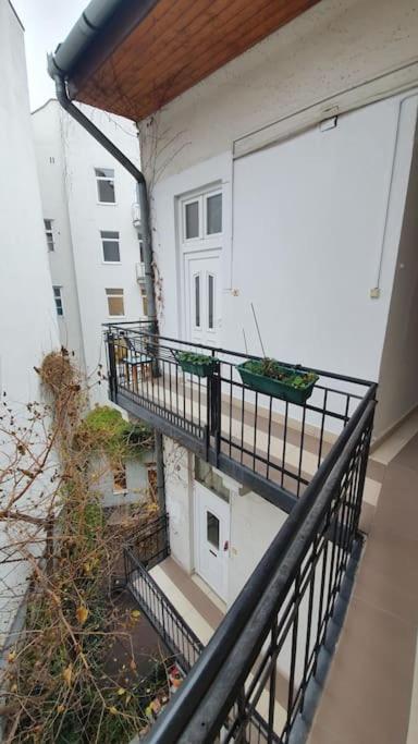 Violet Apartment With Air Condition Будапеща Екстериор снимка